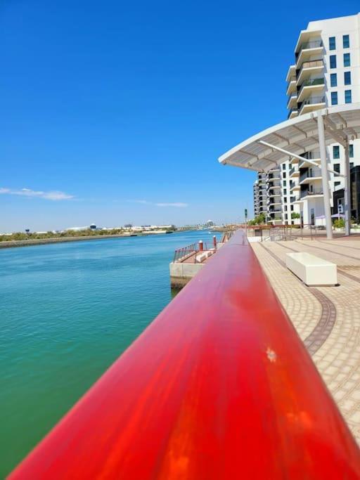 Yas Island Canal 3 - Chic 2br Near Formula And Amusement Parks شقة *