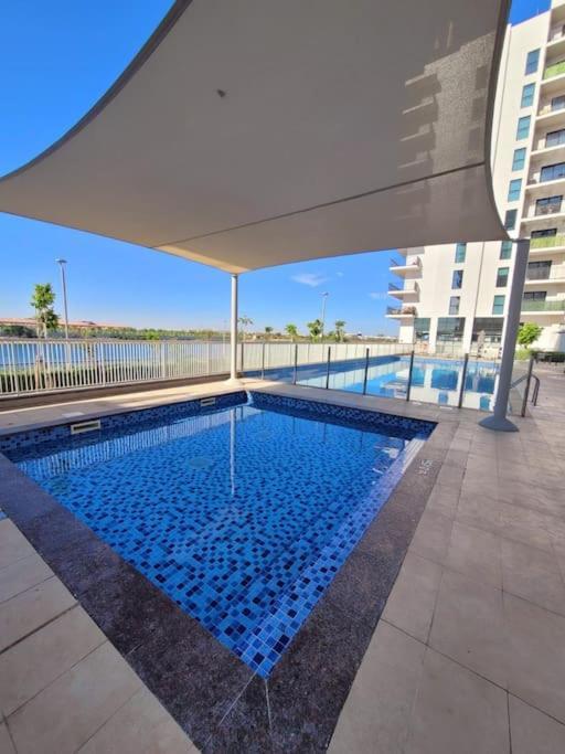 Yas Island Canal 3 - Chic 2br Near Formula And Amusement Parks Apartment