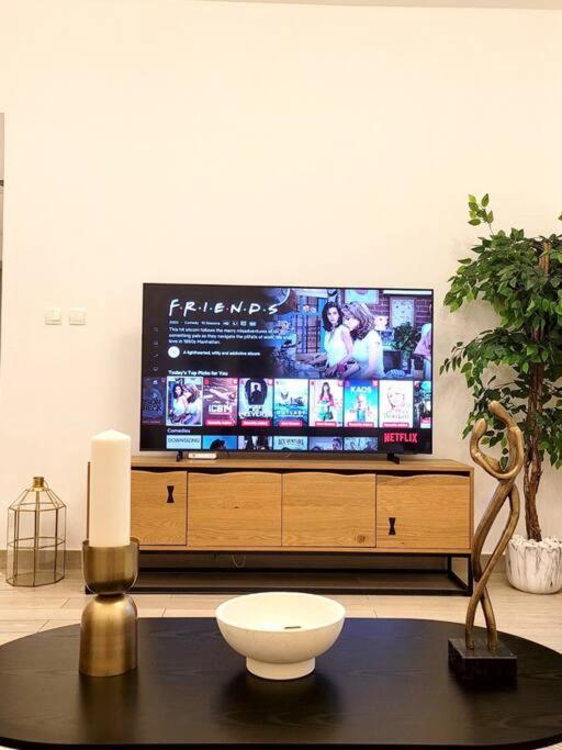 Apartment Yas Island Canal 3 - Chic 2br Near Formula And Amusement Parks *