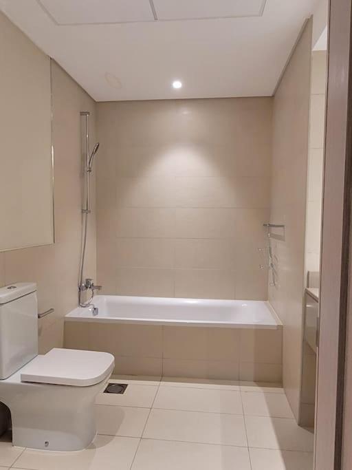 Apartment Yas Island Canal 3 - Chic 2br Near Formula And Amusement Parks