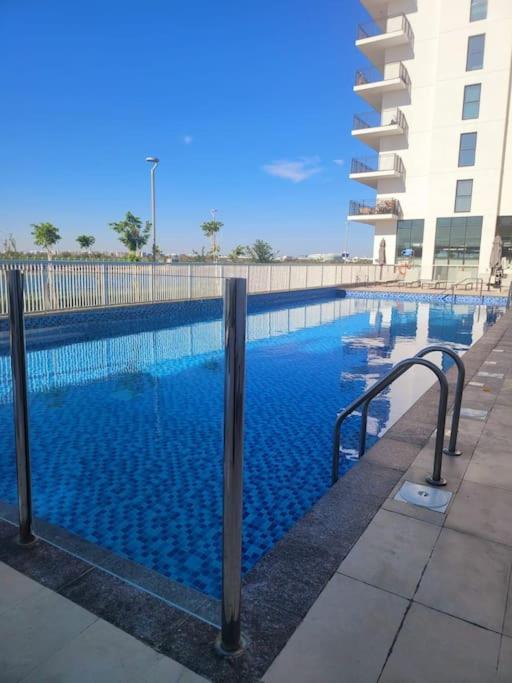 Yas Island Canal 3 - Chic 2br Near Formula And Amusement Parks *
