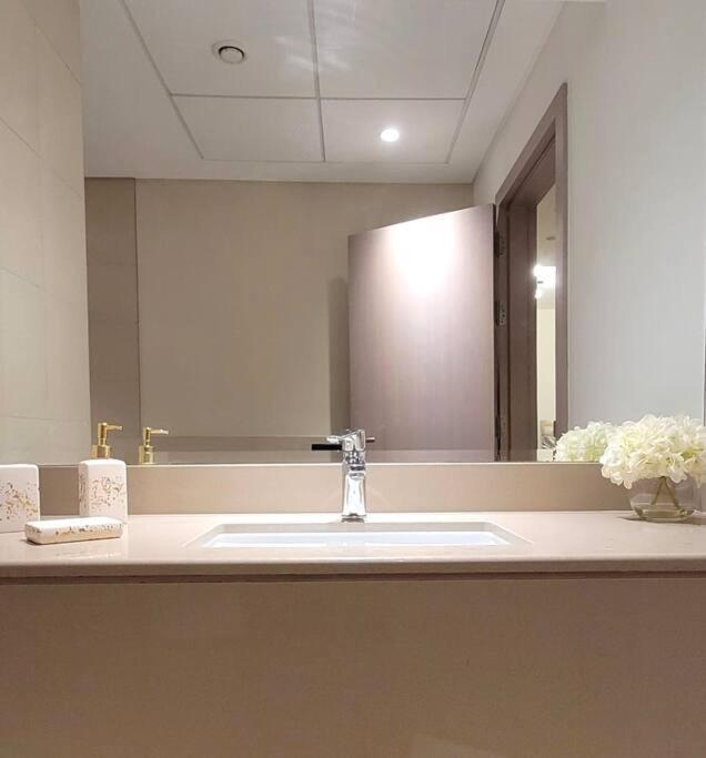 Apartment Yas Island Canal 3 - Chic 2br Near Formula And Amusement Parks Abu Dhabi